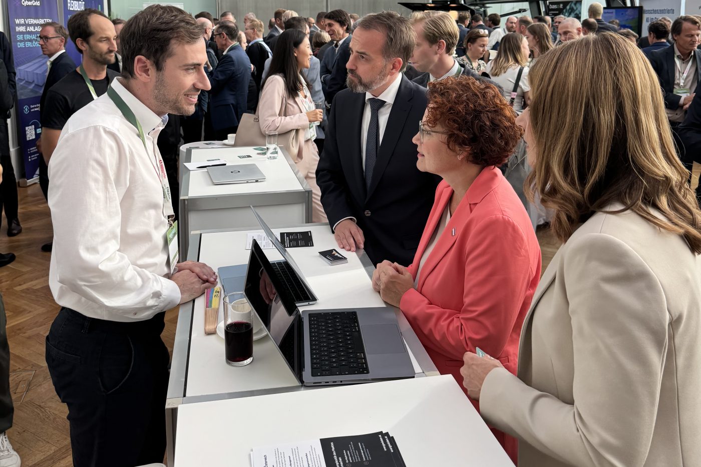 Von links nach rechts: Phillip Fickl, Michael Baminger, Elisabeth Zehetner und Barbara Schmidt am Stand von energiedaten.at in der Hofburg.